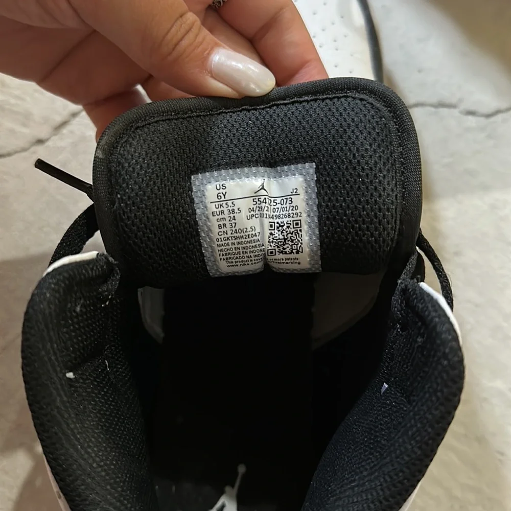 Jordan Air 1 Mid Black/White-Lt Smoke Grey Youth 554725 073 - Size 6Y - Picture 6 of 6